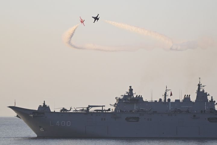 H ομάδα ακροβατικών επίδειξης της Τουρκικής Πολεμικής Αεροπορίας πραγματοποιεί αεροπορική επίδειξη κατά τη διάρκεια παρέλασης που οργανώθηκε με 50 πλοία, συμπεριλαμβανομένου του αεροπλανοφόρου TCG Anadolu (L-400), για τον «εορτασμό» με αφορμή τα 50 χρόνια από την εισβολή του Αττίλα στο νησί. (Photo by Dogukan Keskinkilic/Anadolu via Getty Images)