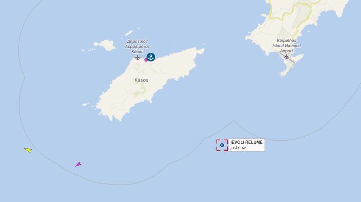 Η ακριβής θέση του ιταλικού ερευνητικού πλοίου IEVOLI RELUME ακριβώς έξω από τα όρια των ελληνικών υδάτων, στα ανοιχτά της Κάσου, ώρα 13:14 - 23 Ιουλίου 2024.