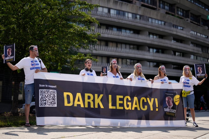 Demonstranten demonstrieren am 23. Juli 2024 in Washington, D.C., in der Nähe des Watergate Hotels gegen die Ankunft des israelischen Premierministers Benjamin Netanjahu.