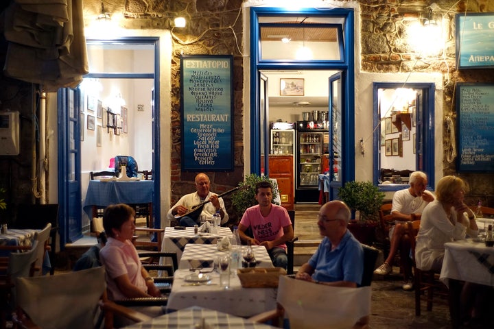 Γραφικό ταβερνάκι στον Μόλυβο της Λέσβου, όπου τουρίστες απομένουν γοητευμένοι με την αυθεντική Ελλάδα. (Photo by Milos Bicanski/Getty Images)