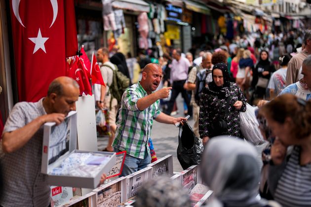 Kωνσταντινούπολη, 16 Ιουνίου 2023. Μικροπωλητές πασχίζουν να πουλήσουν την πραμάτεια τους σε καταναλωτές που βλέπουν τις τιμές με απελπισία. (AP Photo/Francisco Seco)