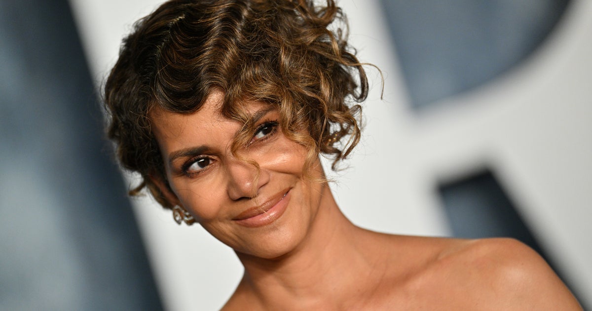 NextImg:Halle Berry Goes Topless With Cats To Celebrate 20th Anniversary Of ‘Catwoman’