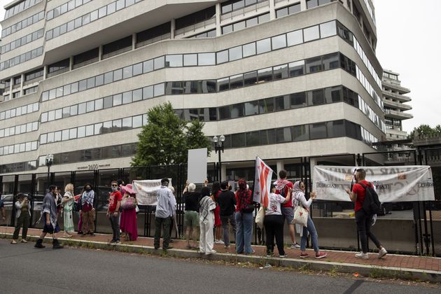 A group of Pro-Palestinian activists held a noise demonstration on Wednesday outside the Watergate Hotel in Washington, where Israeli Prime Minister Benjamin Netanyahu is staying.
