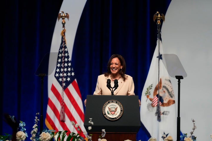 Vizepräsidentin Kamala Harris spricht während des Grand Boulé der Zeta Phi Beta Sorority, Inc. am Mittwoch, 24. Juli 2024, in Indianapolis.