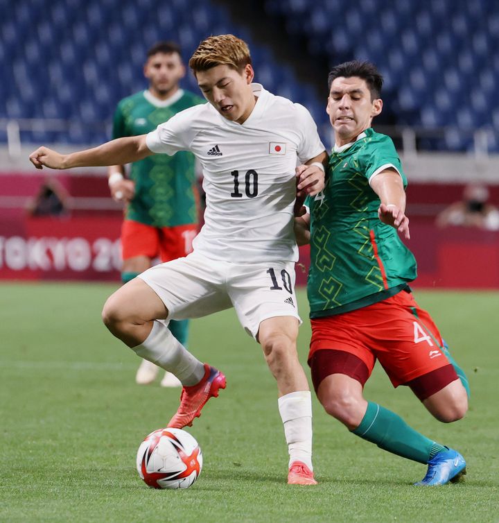 サッカー男子3位決定戦・メキシコ－日本。相手選手と競り合う堂安律（左）＝2021年8月6日、埼玉スタジアム