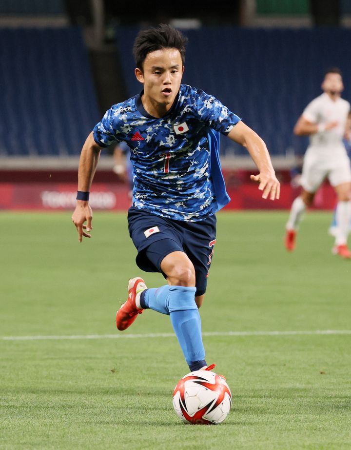 サッカー男子準決勝・日本－スペイン。前半、プレーする久保建英選手＝2021年8月3日、埼玉スタジアム