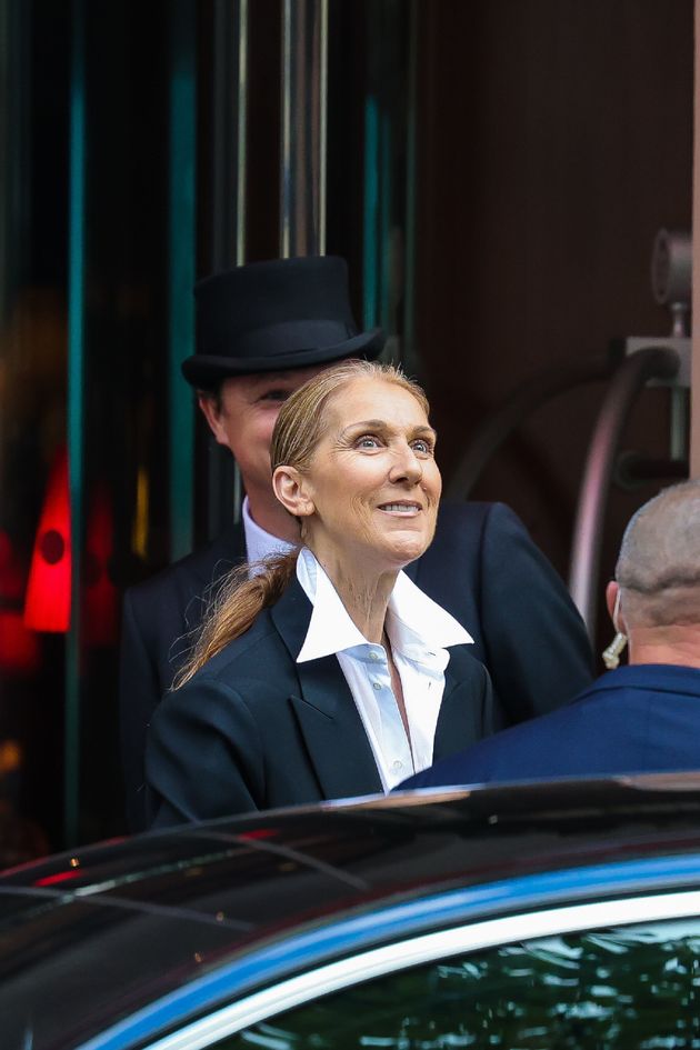 Η Σελίν Ντιόν κατά την άφιξη της στο ξενοδοχείο όπου κατέλυσε στο Παρίσι, 23 Ιουλίου 2024. (Photo by MEGA/GC Images)