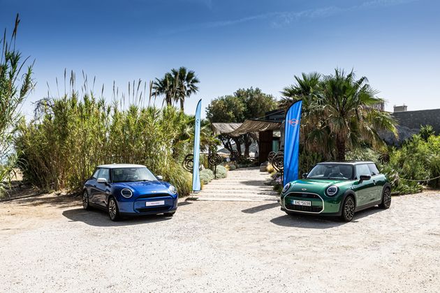 Το νέο MINI Cooper C και το νέο MINI Cooper S.