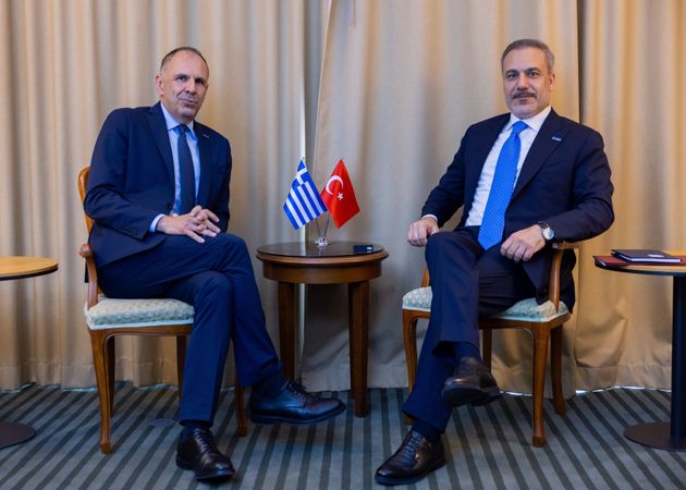 Ο Τούρκος υπουργός Εξωτερικών Hakan Fidan συναντά τον Έλληνα Υπουργό Εξωτερικών Γιώργο Γεραπετρίτη, μετά τη συμμετοχή στη Σύνοδο Κορυφής Αρχηγών Κρατών και Κυβερνήσεων της Διαδικασίας Συνεργασίας Νοτιοανατολικής Ευρώπης (SEECP) στα Σκόπια, Βόρεια Μακεδονία στις 13 Ιουνίου 2024. (Photo by Murat Gok/Anadolu via Getty Images)