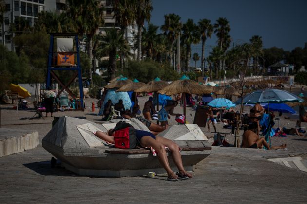 Οι υψηλές θερμοκρασίες σε επίπεδο καύσωνα που πλήττουν την χώρα αρκετές ημέρες τώρα, κρατούν τους κατοίκους της πόλης μέχρι αργά στις παραλίες της Αττικής, Δευτέρα 22 Ιουλίου 2024 (ΜΑΡΙΑΝΘΗ ΤΣΟΜΠΑΝΟΠΟΥΛΟΥ/EUROKINISSI)