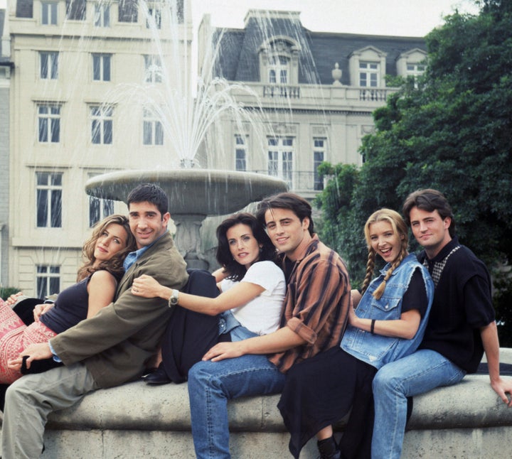 Da esquerda para a direita: Jennifer Aniston, David Schwimmer, Courteney Cox e Matt LeBlanc posam com Kudrow e Perry para uma foto "Amigos" sessão promocional em 1994.