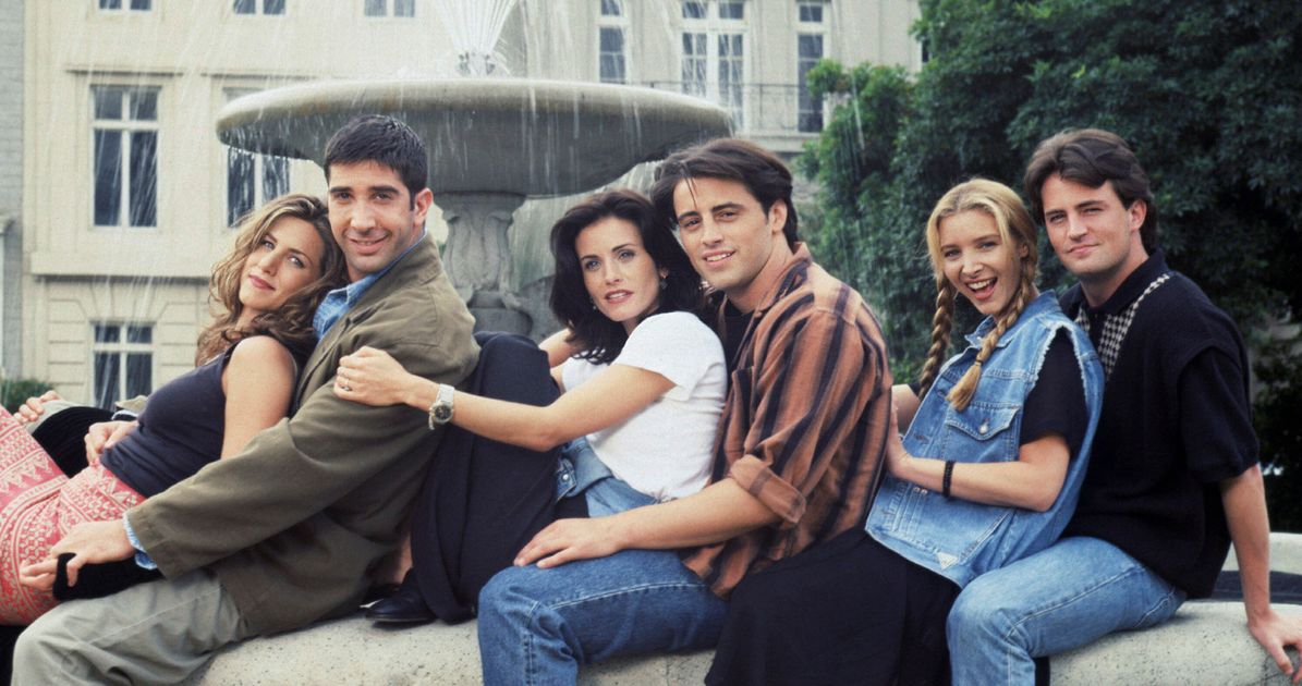 Lisa Kudrow Shares The Real Reason Everyone Is Laughing In The ‘Friends’ Intro