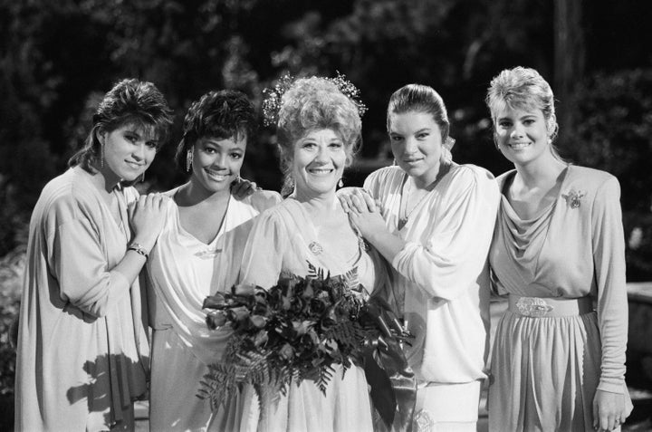 "Fakten des Lebens" Schauspielerinnen Nancy McKeon, Kim Fields, Charlotte Rae, Mindy Cohen und Lisa Whelchel im Jahr 1986. 