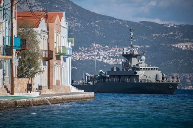 Στις 30 Δεκεμβρίου 2022, οι ελληνικές ναυτικές δυνάμεις πραγματοποίησαν αποστολές ρουτίνας περιπολίας γύρω από το Καστελλόριζο, ένα από τα πιο ανατολικά νησιά της Ελλάδας που απέχει μόλις 3 χιλιόμετρα από τη νότια ακτή του Κας, στην Τουρκία. Πλοίο του ελληνικού πολεμικού ναυτικού μπαίνει στο λιμάνι του Καστελλόριζου. (Photo by Diego Cupolo/NurPhoto via Getty Images)