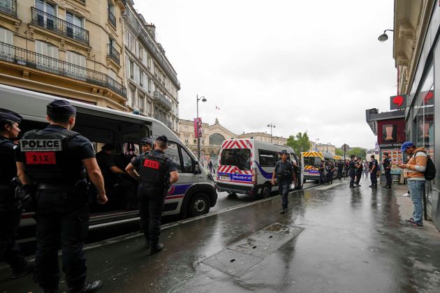 Αστυνομικοί περιπολούν το Gare de L'Est ενόψει των Θερινών Ολυμπιακών Αγώνων του 2024, Παρασκευή 26 Ιουλίου 2024, στο Παρίσι της Γαλλίας. Λίγες ώρες πριν από την τελετή έναρξης των Ολυμπιακών Αγώνων, η κυκλοφορία των τρένων υψηλής ταχύτητας διακόπηκε σοβαρά. (AP Photo/Luca Bruno)