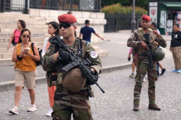 Γάλλοι στρατιώτες φρουρούν στη Βασιλική Sacre-Coeur της Μονμάρτρης κατά τη διάρκεια των Θερινών Ολυμπιακών Αγώνων 2024, Πέμπτη, 25 Ιουλίου 2024, στο Παρίσι, Γαλλία. (AP Photo/Dita Alangkara)