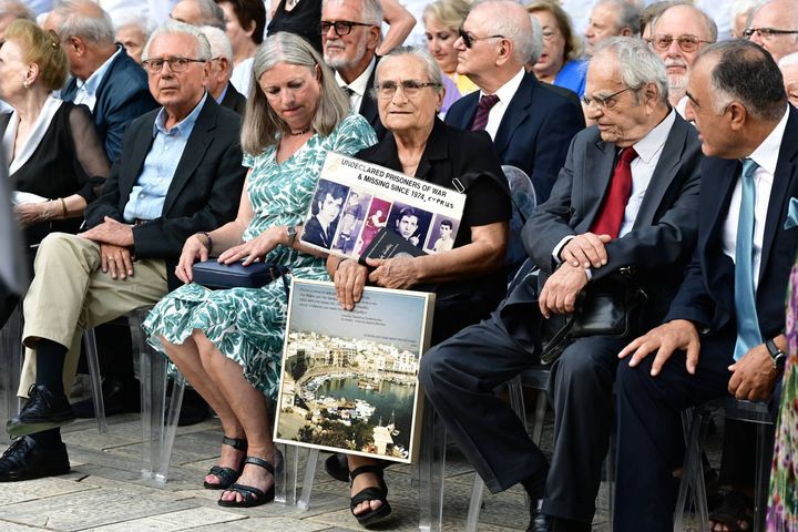 Η Χαρίτα Μάντολες, η ηρωίδα, η γυναίκα-συμβόλο του κυπριακού αγώνα, η οποία παρευρέθηκε στη γιορτή της μεταπολίτευσης με δύο πλακάτ. Το ένα με τις εικόνες αγνοουμένων της τουρκικής εισβολής –η ίδια έχει 18 συγγενείς, συμπεριλαμβανομένου του συζύγου της– και το άλλο με εικόνα της κατεχόμενης Κερύνειας και του επιβλητικού λιμανιού της.