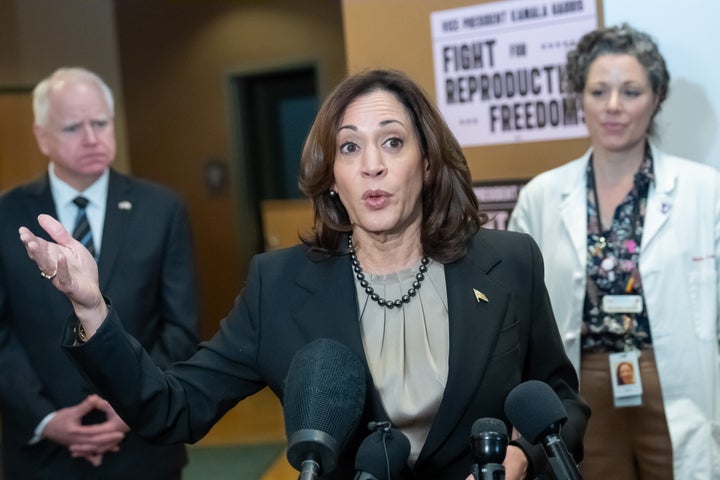 Tim Walz, Gouverneur von Minnesota, links, und Dr. Sarah Traxler, Chefärztin von Planned Parenthood North Central, stehen hinter US-Vizepräsidentin Kamala Harris, nachdem sie Planned Parenthood am 14. März 2024 in St. Paul besucht haben.