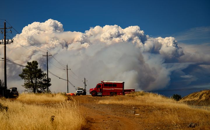 Rauch steigt über dem Forest Ranch-Gebiet im Butte County auf, während das Parkfeuer in der Nähe von Chico, Kalifornien, am 26. Juli 2024 weiter brennt. 