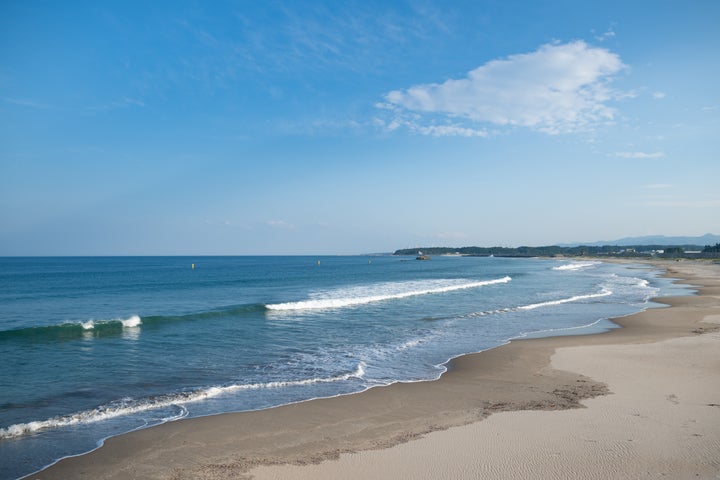 浪江町の請戸浜には青い海と空、ビーチが広がる