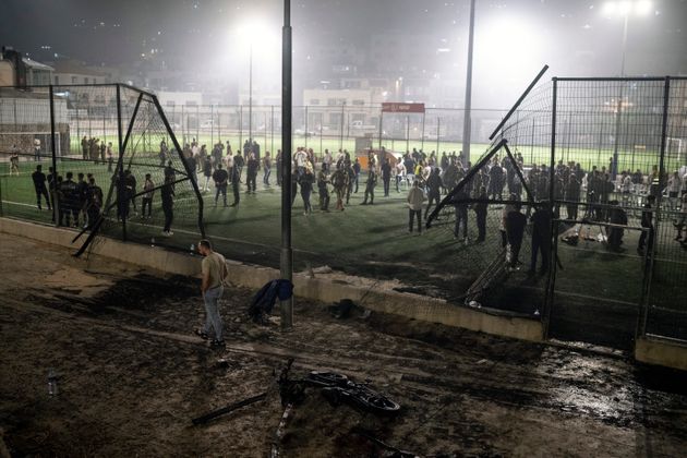 Κάτοικοι, στρατός και αστυνομία έσπευσαν το Σάββατο στο γήπεδο όπου έπαιζαν ποδόσφαιρο παιδιά και επλήγη από ρουκέτα (27 Ιουλίου 2024) 