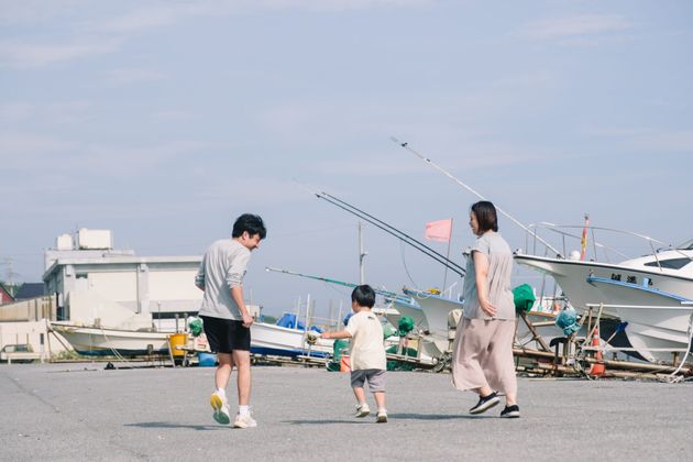 和泉屋の宿泊客が、漁港沿いを散歩する様子