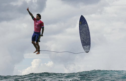 Gabriel Medina celebrated a near-perfect ride in an instantly iconic Olympic image.