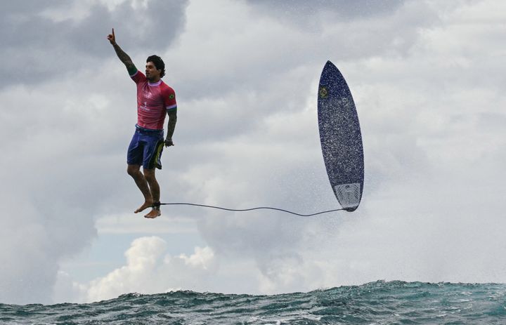 Gabriel Medina feierte seine nahezu perfekte Fahrt mit einem sofort ikonischen Olympia-Foto.