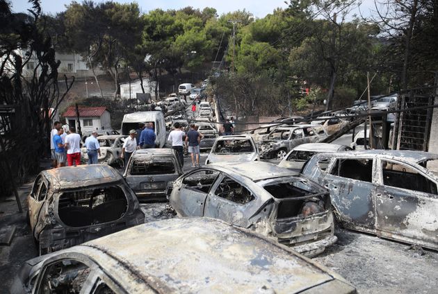 Μάτι, 24 Ιουλίου 2018 - Καμμένα οχήματα, κατεστραμμένα σπίτια και άνθρωποι σε απόγνωση λίγες ώρες μετά την φονική πυρκαγιά. 