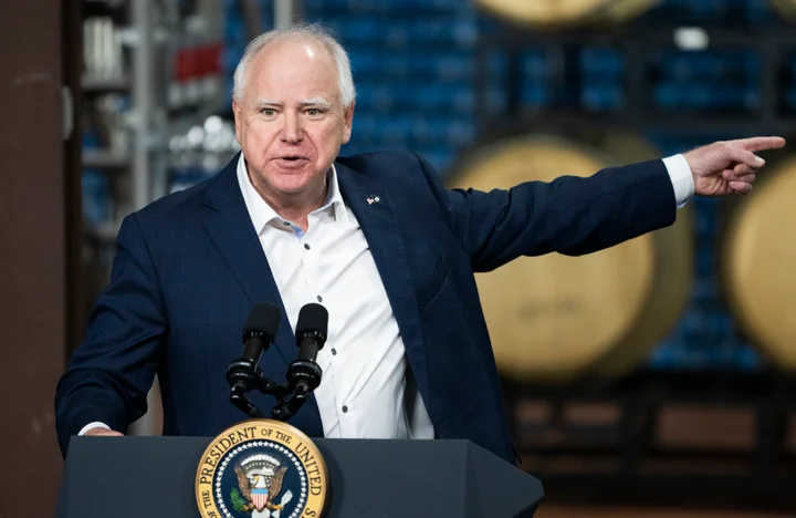 Kamala Harris Selects Minnesota Gov. Tim Walz As Running Mate (huffpost.com)