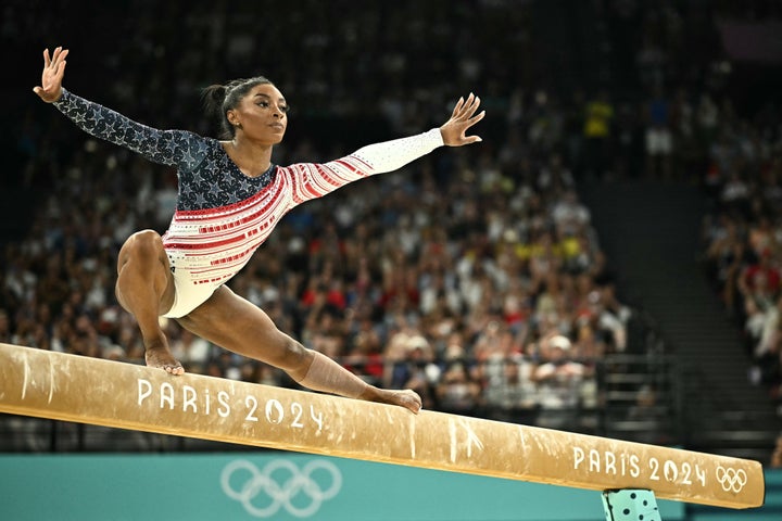 Simone Biles tritt am 30. Juli bei den Olympischen Spielen 2024 in Paris am Schwebebalken für die Kunstturnmannschaft der Frauen an.