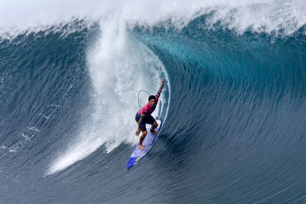 サーフィン第3ラウンドで競技中のガブリエウ・メジナ選手（2024年7月29日）