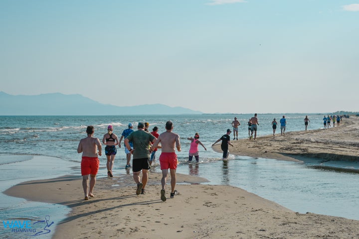 Οι συμμετέχοντες διασχίζουν μικρά ρέματα που εκβάλουν στο θρακικό πέλαγος(2).