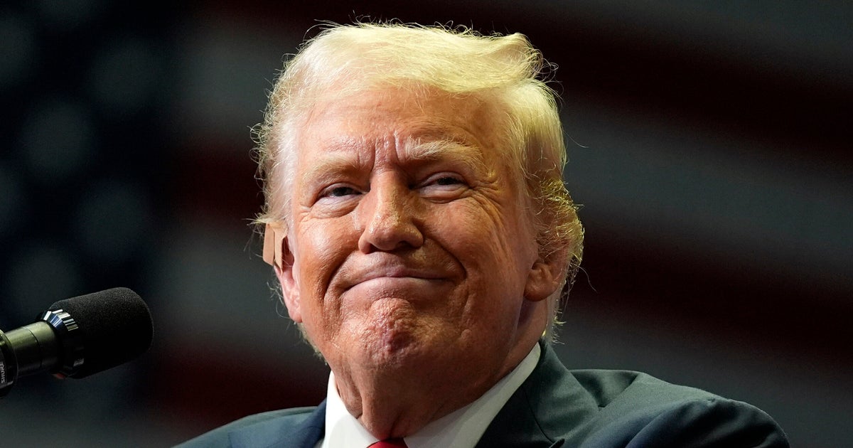 NextImg:Trump Gets Basic English Lesson After Ridiculous Comment About His ‘Pronouns’