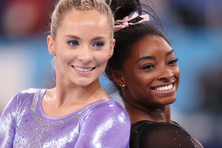 Die Athleten des Team USA Michaela Skinner und Simone Biles bei den Olympischen Spielen 2020 in Tokio. 