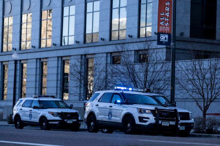 Polizei vor dem Ralph L.  Carr Judicial Court in Colorado, Sitz des Colorado Supreme Court, am 2. Januar 2024 in Denver, Colorado.