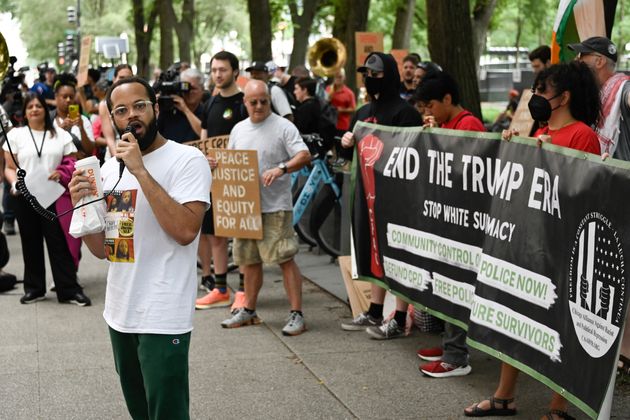 NABJ大会の会場の外で、トランプ氏に抗議する人々（2024年7月31日）