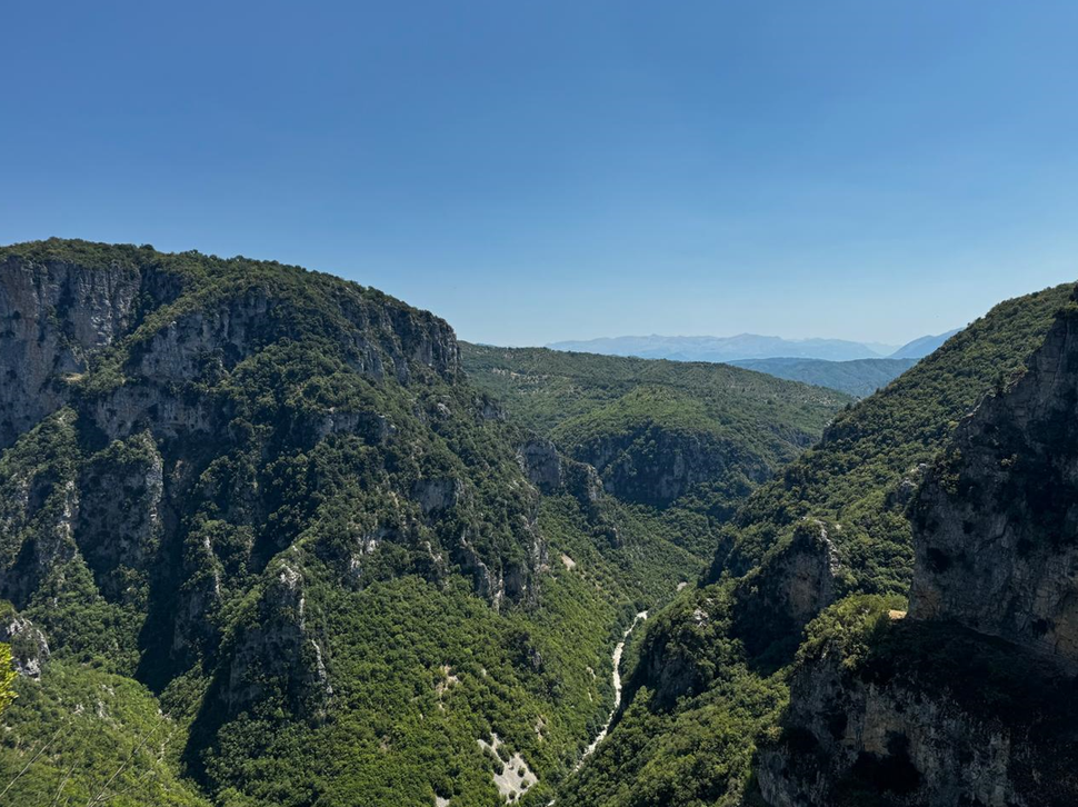 Η χαράδρα του Βίκου από το μπαλκόνι της Ι.Μ. Αγίας Παρασκευής