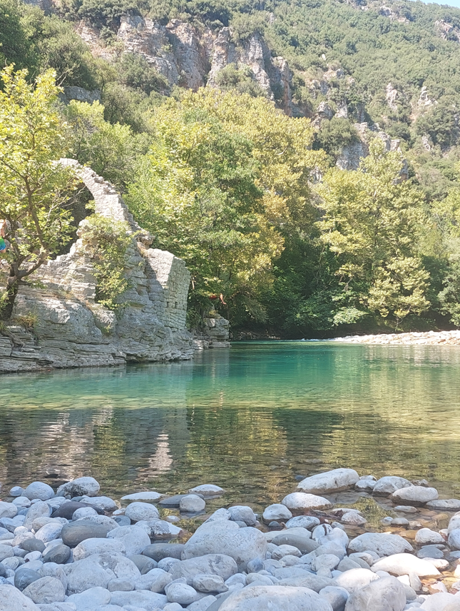 Αξίζει να επιχειρήσει κανείς να ανακαλύψει τις πιο ήσυχες περιοχές που κυλούν τα παγωμένα νερά του ποταμού Βοϊδομάτη κι αν το λέει η καρδούλα του να κάνει μια βουτιά