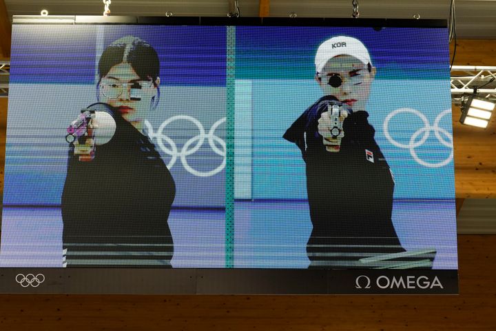 会場のスクリーンに映し出された韓国代表のオ・イェジン選手とキム・イェジ（右）選手