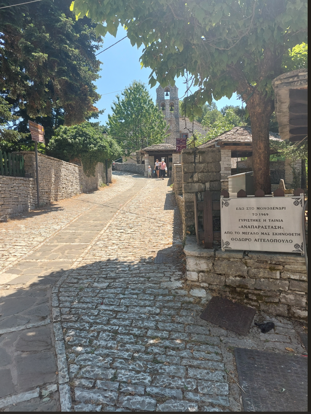 Στην πλατεία Μονοδενδρίου, απέναντι από την προτομή του Γεωργίου Ριζάρη και πριν το μονοπάτι που οδηγεί στη χαράδρα του Βίκου και την Ι.Μ Αγίας Παρασκευής, η ταμπέλα ενημερώνει τον επισκέπτη ότι εδώ έγιναν τα γυρίσματα της ταινίας Αναπαράσταση του Θόδωρου Αγγελόπουλου