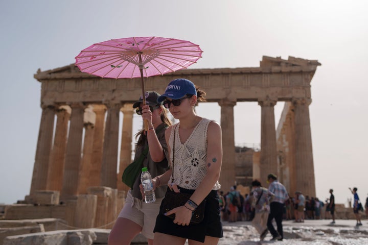 Τουρίστριες στην Ακρόπολη με ομπρέλες ανά χείρας κάτω από τον καυτό ήλιο της Αθήνας - 12 Ιουνίου 2024