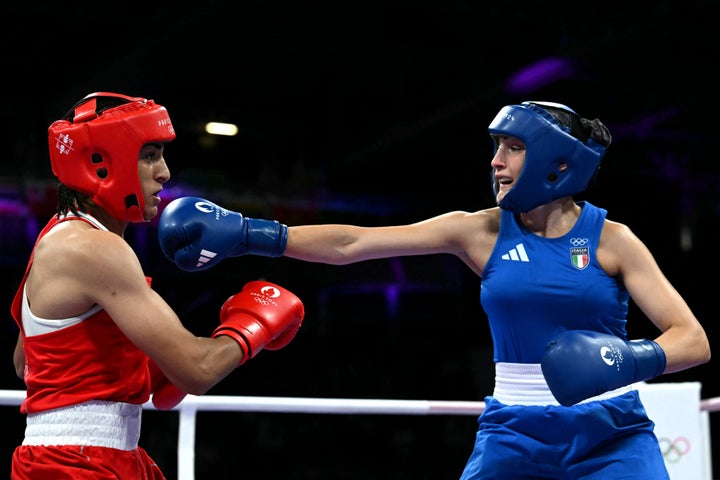 Die Algerierin Iman Khelif (links, rot) schlägt im Vorrundenkampf der Frauen im 66-kg-Boxen während der Olympischen Spiele in Paris am 1. August gegen die Italienerin Angela Carini (rechts) an.