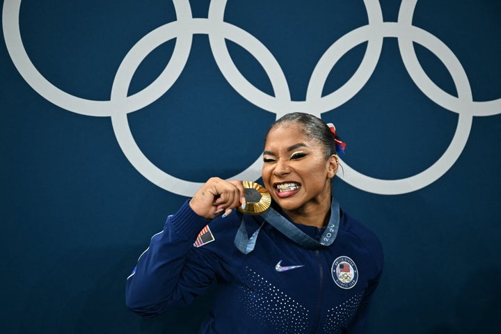 Jordan Chiles posiert für ein Foto mit der Goldmedaillengewinnerin nach der Siegerehrung für das Mannschaftsfinale im Kunstturnen der Frauen während der Olympischen Spiele in der Bercy Arena in Paris am 30. Juli 2024. (Foto: Lionel Bonaventure/AFP)