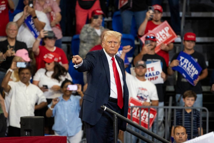 Donald Trump deutet auf die Menge, als er geht, nachdem er am 3. August 2024 während einer Wahlkampfveranstaltung im Georgia State University Convention Center in Atlanta, Georgia, eine Rede gehalten hatte. (Foto: Christian Monterrosa/AFP via Getty Images)