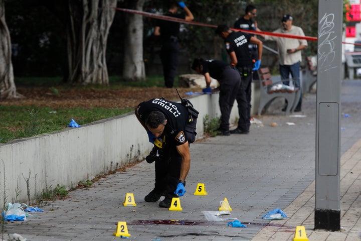 Ισραηλιμοί αστυνομικοί έχουν αποκελείσει το πάρκο όπου ένας Παλαιστίνιος επιτέθηκε με μαχαίρι και σκότωσε δύο άτομα - Χολόν, 4 Αυγούστου 2024.