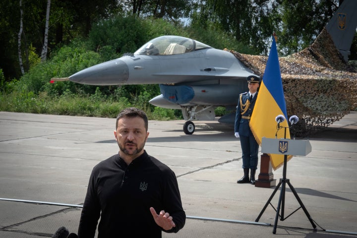 O πρόεδρος Ζελένσκι μπροστά από F-16 σε αεροπορική βάση στην Ουκρανία