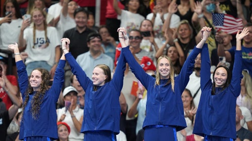 The USA relay team with Regan Smith, Lilly King, Gretchen Walsh, Torri Huske) at the award ceremony.