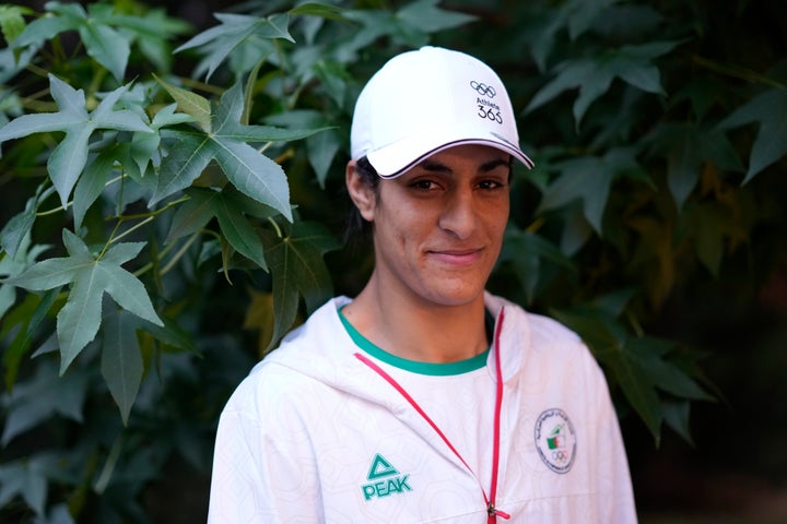 SNTVとのインタビューの後に写真撮影に応じたイマネ・ケリフ選手(2024年8月4日)