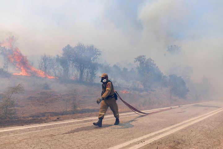 Στη σύλληψη 59χρονου άντρα προχώρησαν οι ανακριτικοί υπάλληλοι της Πυροσβεστικής Υπηρεσίας (ΦΩΤΟΓΡΑΦΙΑ ΑΡΧΕΙΟΥ).